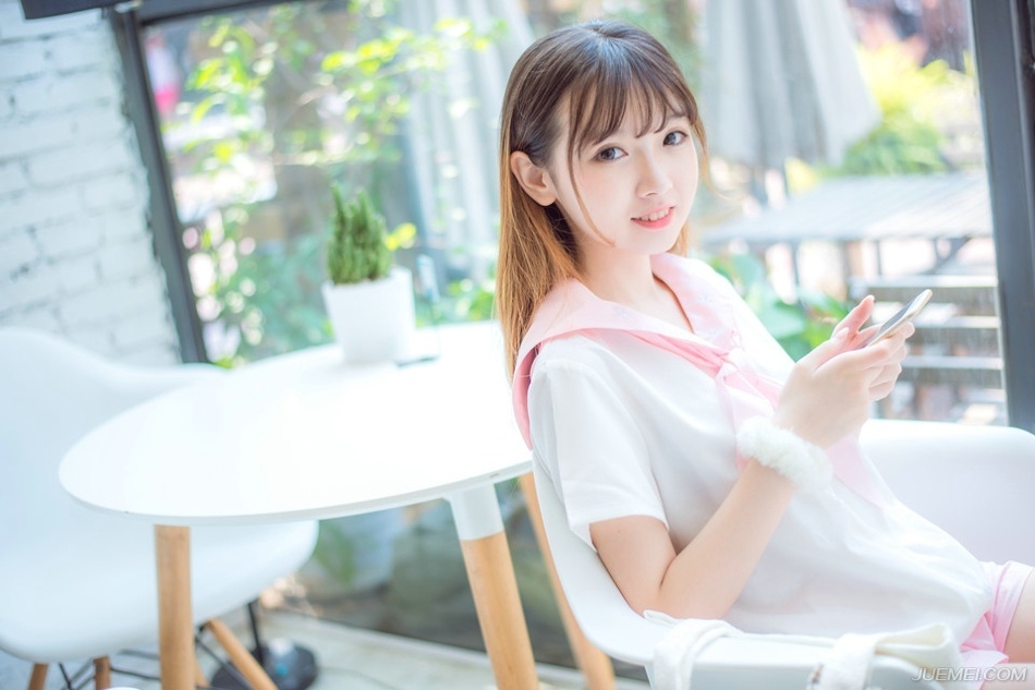 “将军，我等敬佩您为人，只是……”王累次子此刻抬起头来，认真的看向张任：“君无道，臣子弃之，如今刘璋昏庸，内行暴政，迫害臣子，做出君辱臣妻这等败德之事，君既已失其节，我等臣子又何必追随于他？望将军三思！刘璝将军不是第一个，也绝不是最后一个！您杀不完的！”